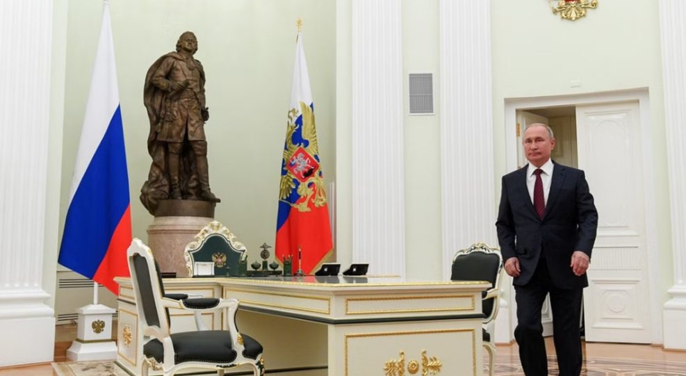 باستهداف الكرملين بـ”مسيرتين”.. موسكو تتّهم أوكرانيا بمحاولة اغتيال “بوتين” باستهداف الكرملين بـ”مسيرتين”.. موسكو تتّهم أوكرانيا بمحاولة اغتيال “بوتين”