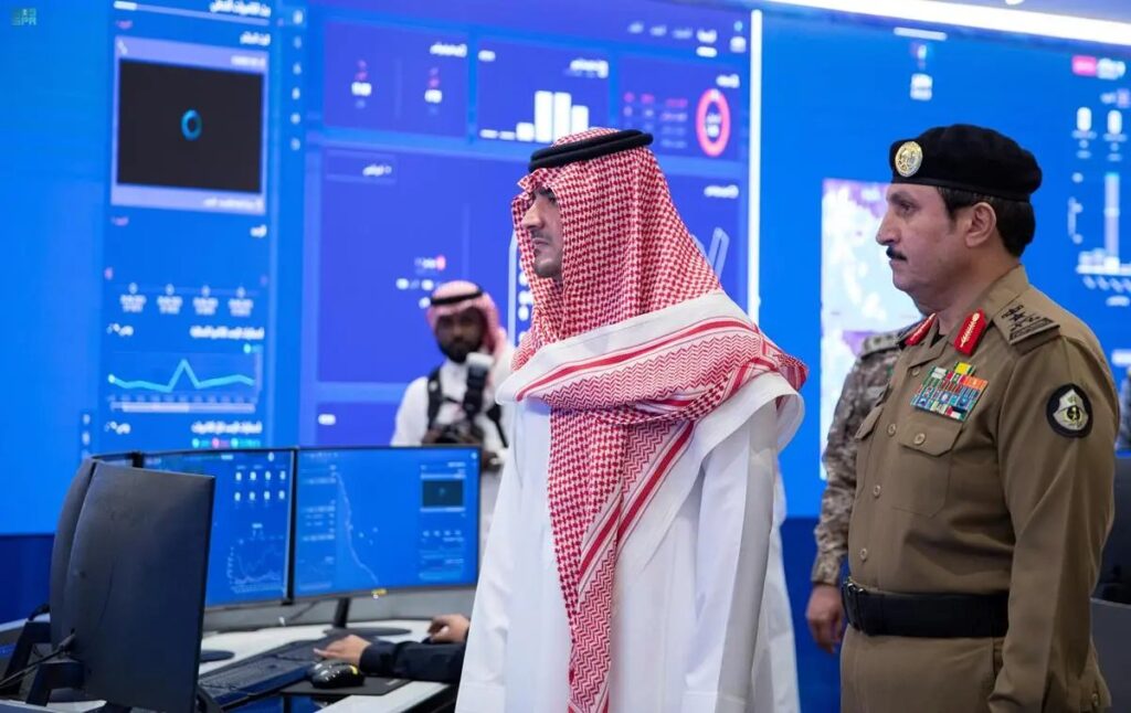 سمو الأمير عبدالعزيز بن سعود يقف على سير العمل في مركز القيادة والسيطرة لأمن الحج بمقر الأمن العام في مشعر منى سمو الأمير عبدالعزيز بن سعود يقف على سير العمل في مركز القيادة والسيطرة لأمن الحج بمقر الأمن العام في مشعر منى