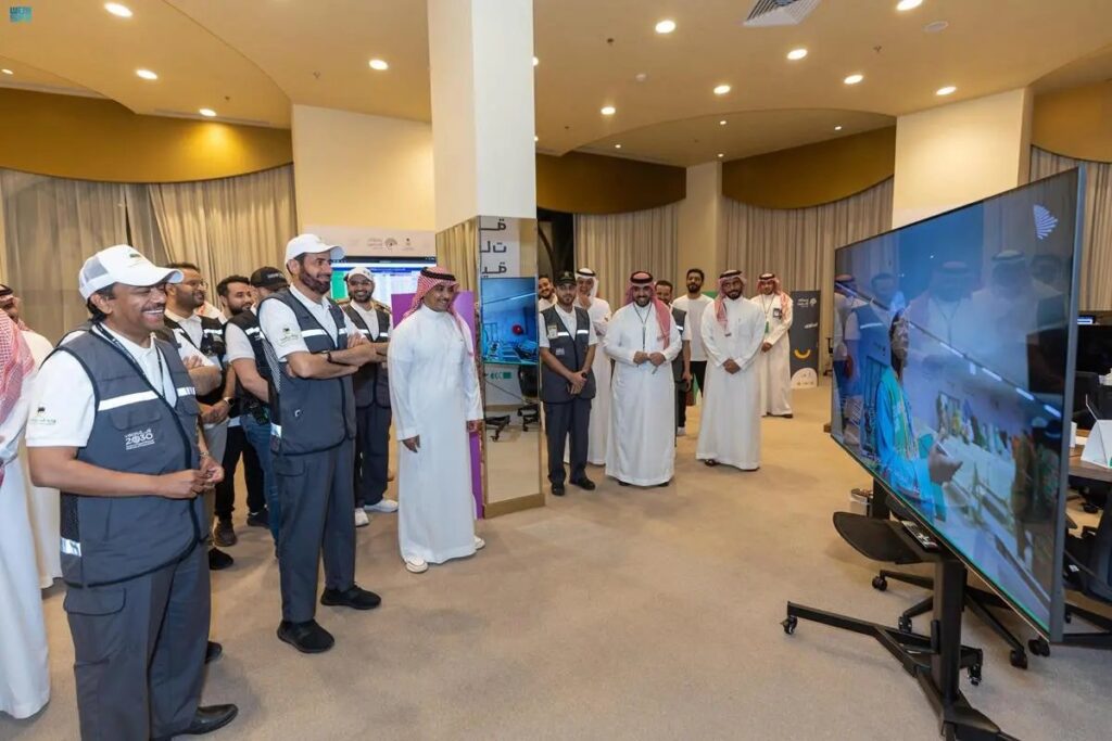 وزير الحج والعمرة يزور غرفة العمليات الإعلامية بمكة وزير الحج والعمرة يزور غرفة العمليات الإعلامية بمكة