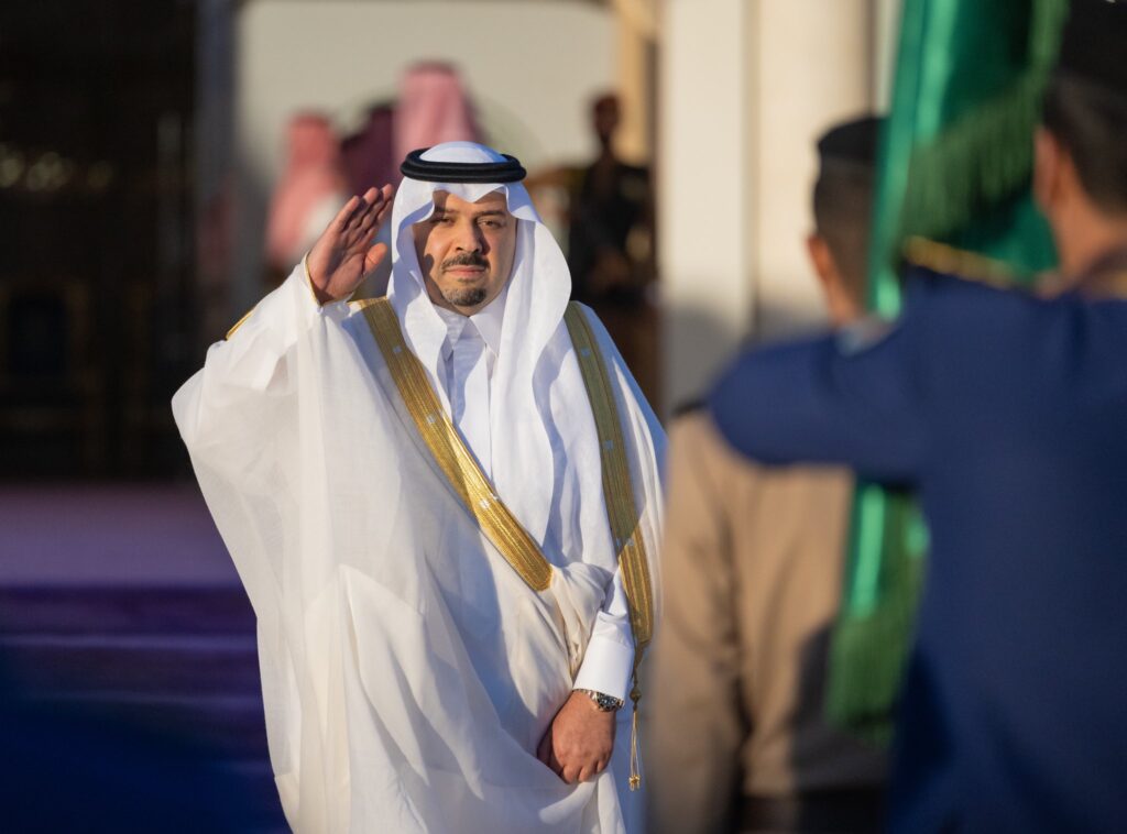 أمير الحدود الشمالية يستقبل المهنئين بعيد الأضحى المبارك أمير الحدود الشمالية يستقبل المهنئين بعيد الأضحى المبارك