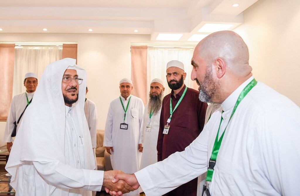 “آل الشيخ” يلتقي ضيوف برنامج خادم الحرمين للحج.. وينوّه بجهود نشر قيم الوسطية والاعتدال “آل الشيخ” يلتقي ضيوف برنامج خادم الحرمين للحج.. وينوّه بجهود نشر قيم الوسطية والاعتدال