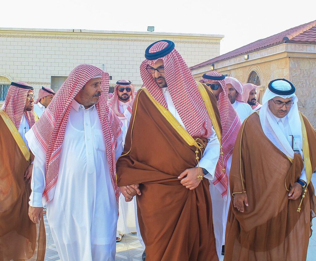 سمو نائب أمير منطقة ⁧‫المدينة المنورة‬⁩، ⁧‫سعود بن خالد الفيصل‬⁩ يقدم العزاء لأسرة الشهيد الملازم الطيار محمد بن عواد الجهني