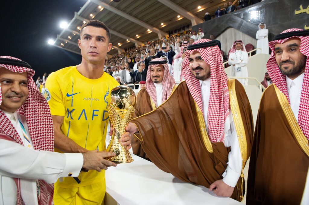نائب أمير مكة المكرمة يتوّج فريق النصر السعودي ببطولة كأس الملك سلمان للأندية العربية
