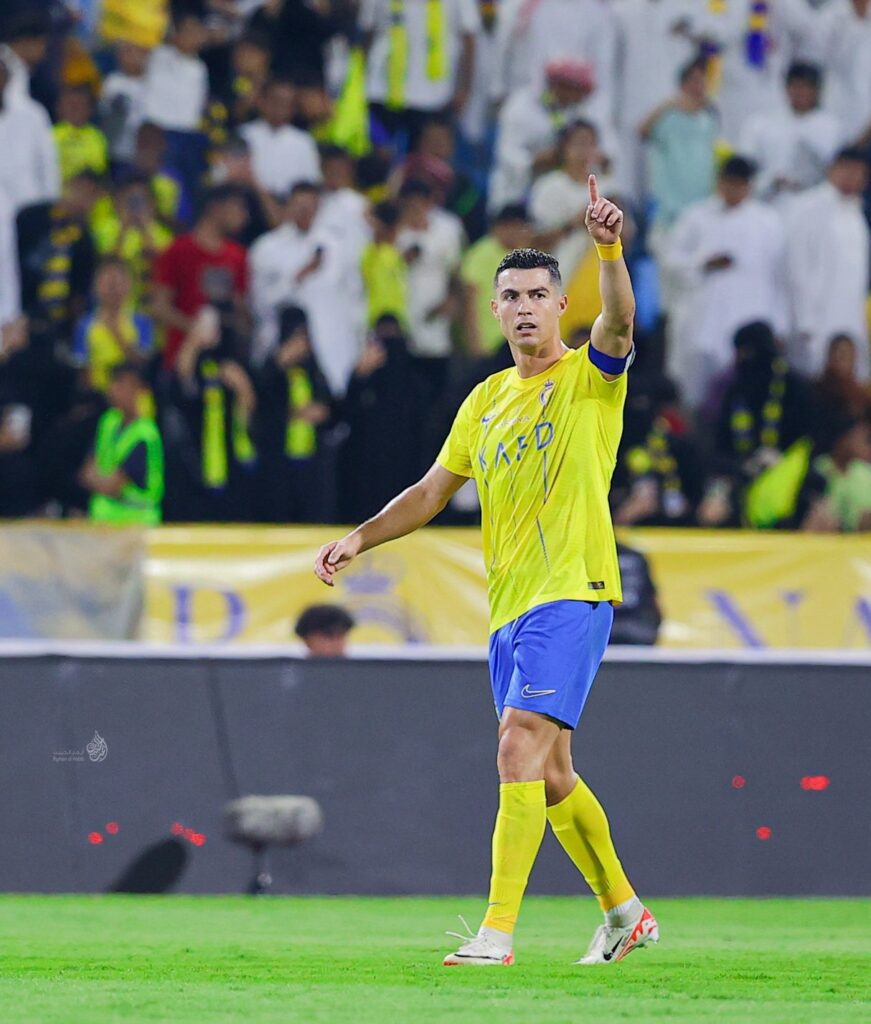 رونالدو يقود النصر للفوز على الرائد 3-1 في الدوري السعودي