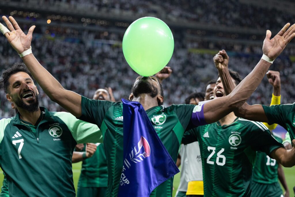 في الوقت القاتل.. المنتخب السعودي يقلب تأخره ويفوز بنتيجة 1-2 على عمان