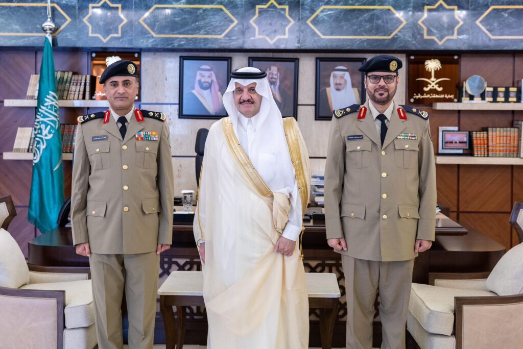 أمير المنطقة الشرقية يقلد قائد قوة أمن المنشآت برأس تنورة رتبته الجديدة