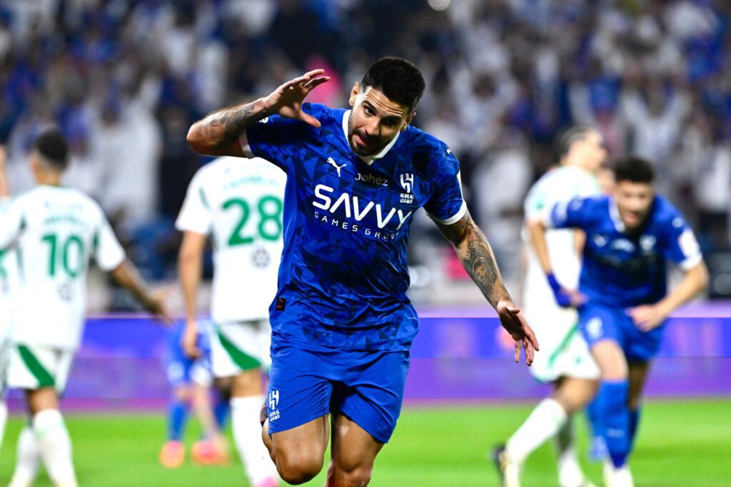 قفازات بونو تقود الهلال إلى نهائي كأس الدرعية للسوبر السعودي