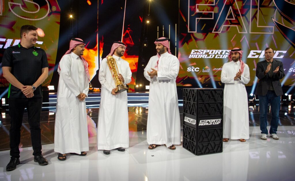 ولي العهد يُتوِّج فريق “فالكونز” بلقب كأس العالم للرياضات الإلكترونية