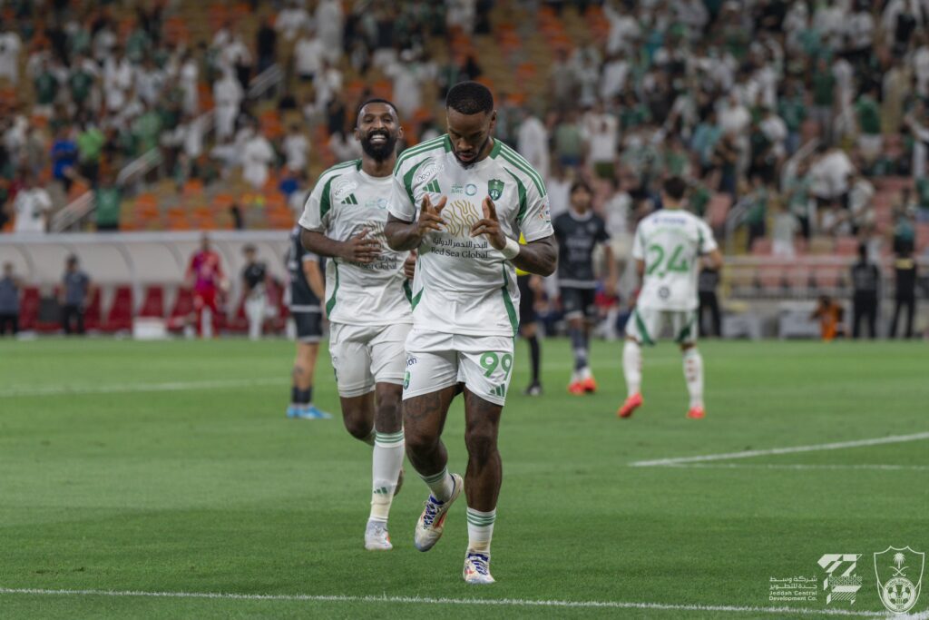 في الوقت القاتل.. الأهلي يفوز على ضمك 4-2