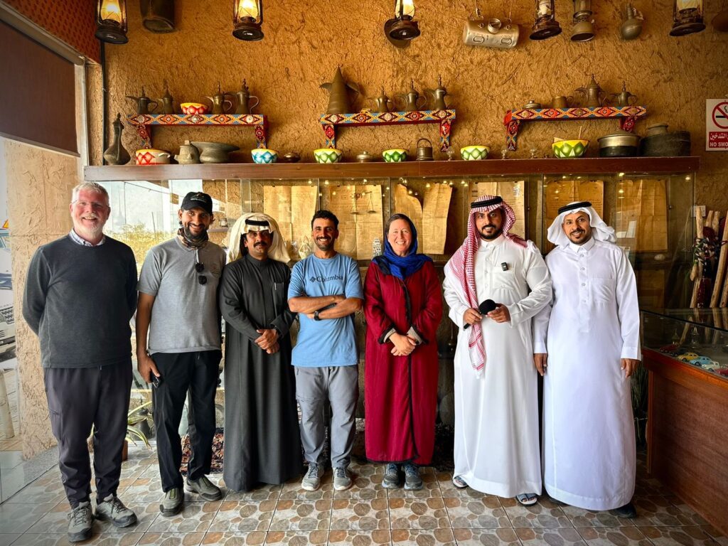 رحالة بريطانية ورحال سعودي يصلان إلى المدينة المنورة بعد رحلة تاريخية سيرًا على الأقدام