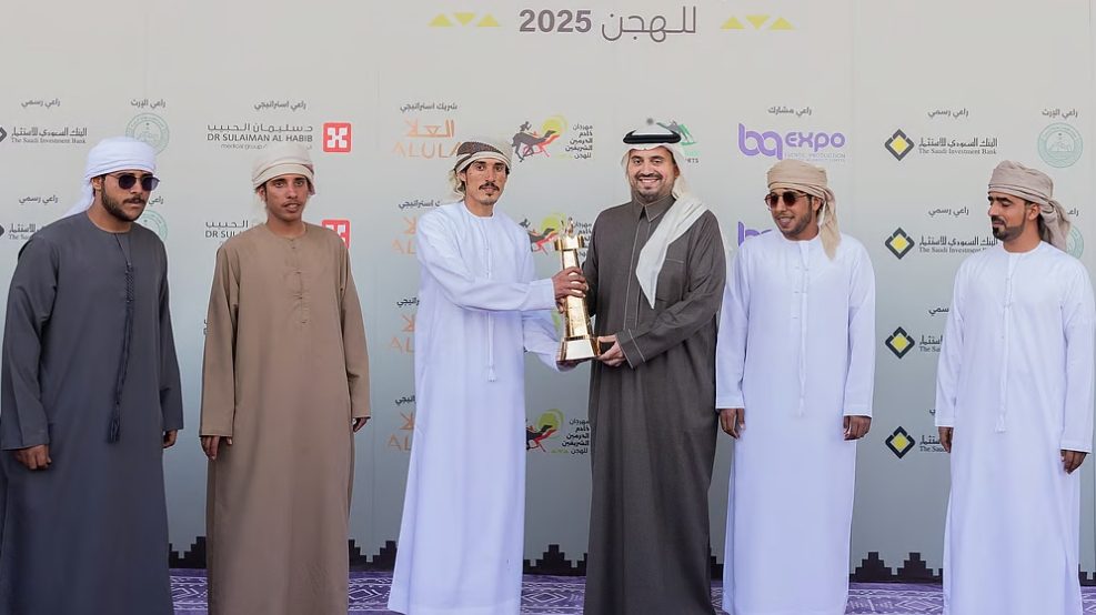 مهرجان خادم الحرمين الشريفين للهجن: “بن جلوي” يتوج الأبطال..” طويق “أول مطية عمانية تتوَّج بالكأس مهرجان خادم الحرمين الشريفين للهجن: “بن جلوي” يتوج الأبطال..” طويق “أول مطية عمانية تتوَّج بالكأس