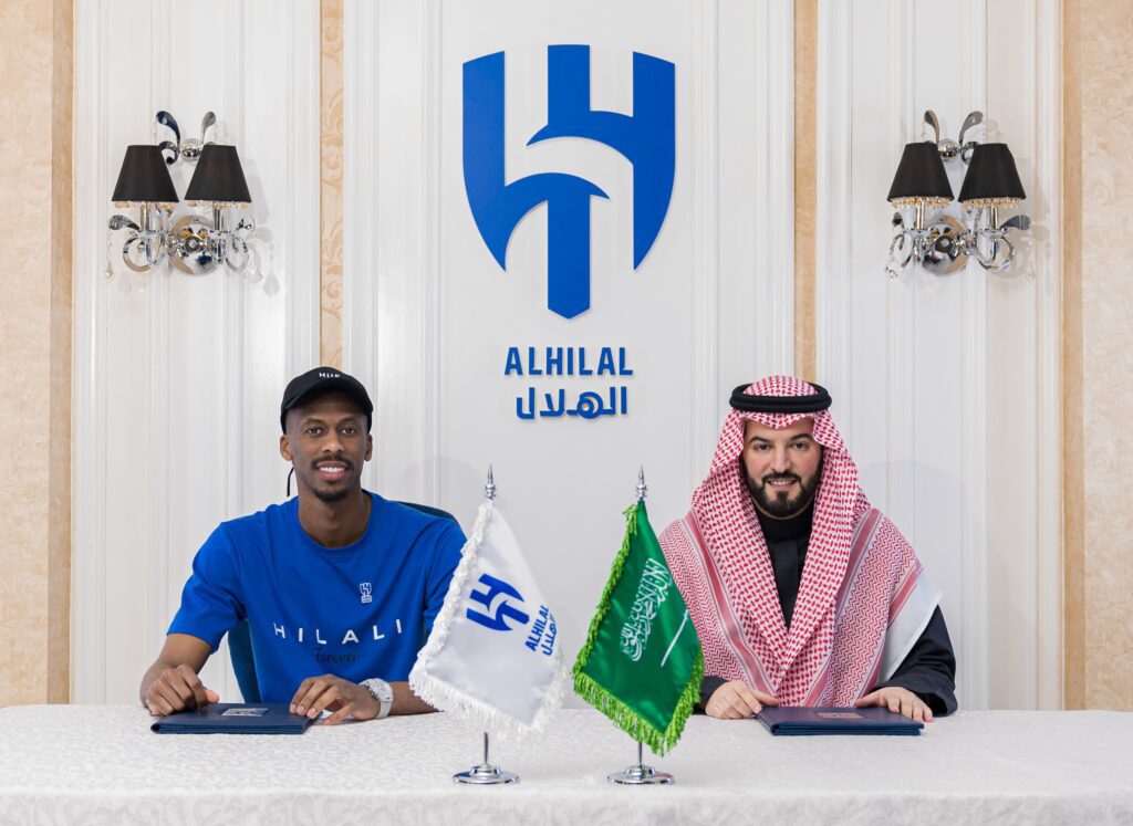 الهلال يُجدِّد علاقته بـ”كنو” قائلاً: “يواصل مسيرة المجد”