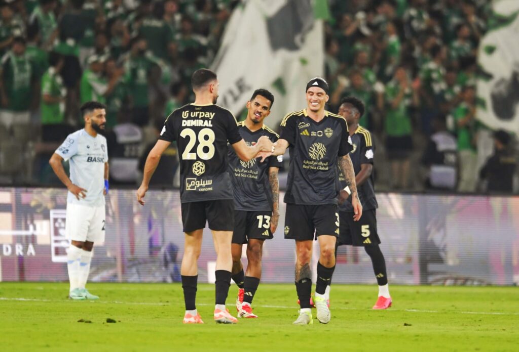 الأهلي يمطر شباك الفيحاء بخمسة أهداف