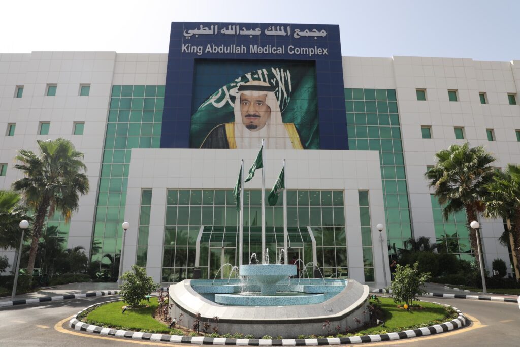 مجمع الملك عبدالله الطبي بجدة يُعيد الحركة لأربعيني مصاب  بانزلاق غضروفي ضاغط على الحبل الشوكي