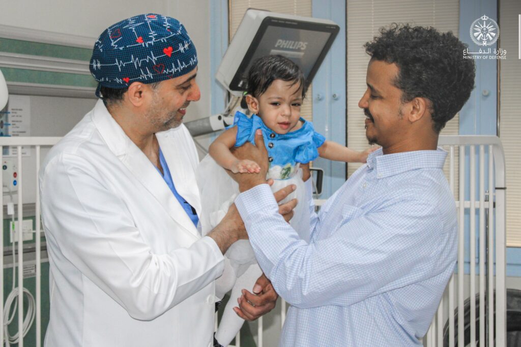 إنفاذًا لتوجيهات وزير الدفاع.. فريق طبي من مركز الأمير سلطان لمعالجة أمراض وجراحة القلب ينجح في إجراء عملية جراحية لطفلة سودانية إنفاذًا لتوجيهات وزير الدفاع.. فريق طبي من مركز الأمير سلطان لمعالجة أمراض وجراحة القلب ينجح في إجراء عملية جراحية لطفلة سودانية