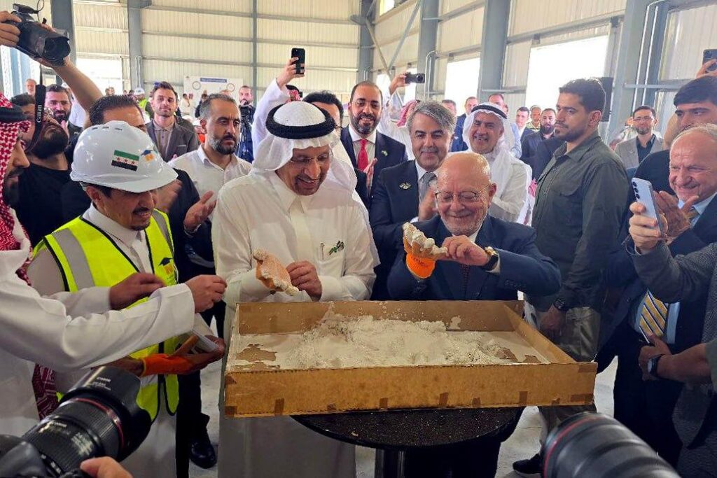 وزير الاستثمار السعودي يشهد تدشين مشروع الأسمنت الأبيض في مدينة عدرا الصناعية بريف دمشق بحجم استثمار بلغ 20 مليون دولار