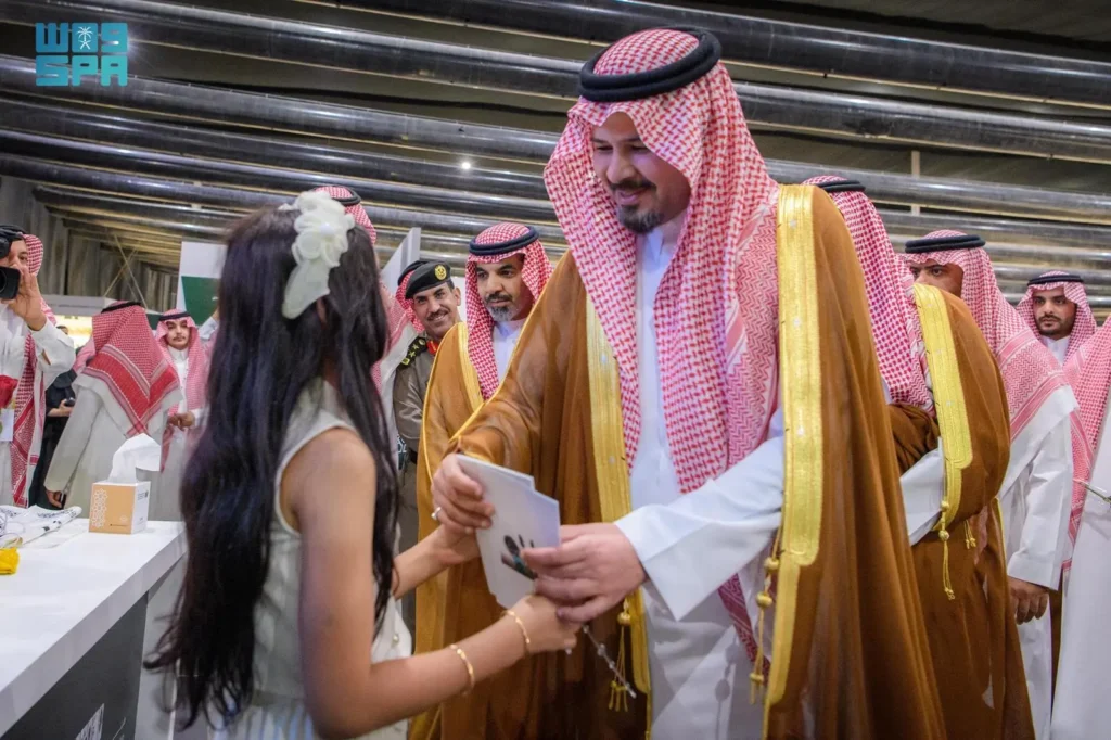 أمير منطقة المدينة المنورة يزور معرض الكتاب ويشيد بمكانة المدينة الثقافية