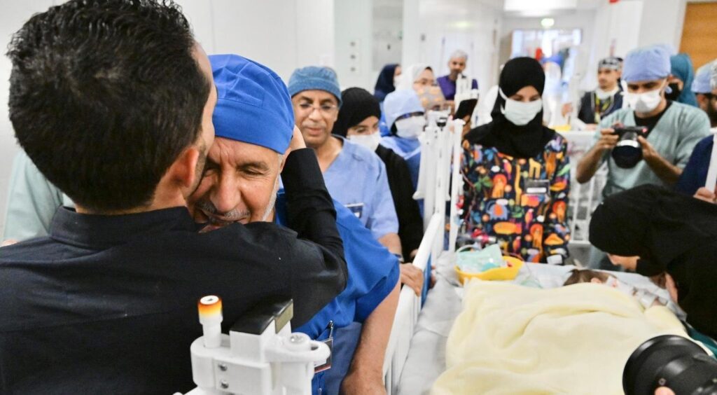 نجاح عملية فصل التوأم الملتصق السوري “سيلين وإيلين” بعد عملية جراحية معقدة استغرقت (8) ساعات نجاح عملية فصل التوأم الملتصق السوري “سيلين وإيلين” بعد عملية جراحية معقدة استغرقت (8) ساعات