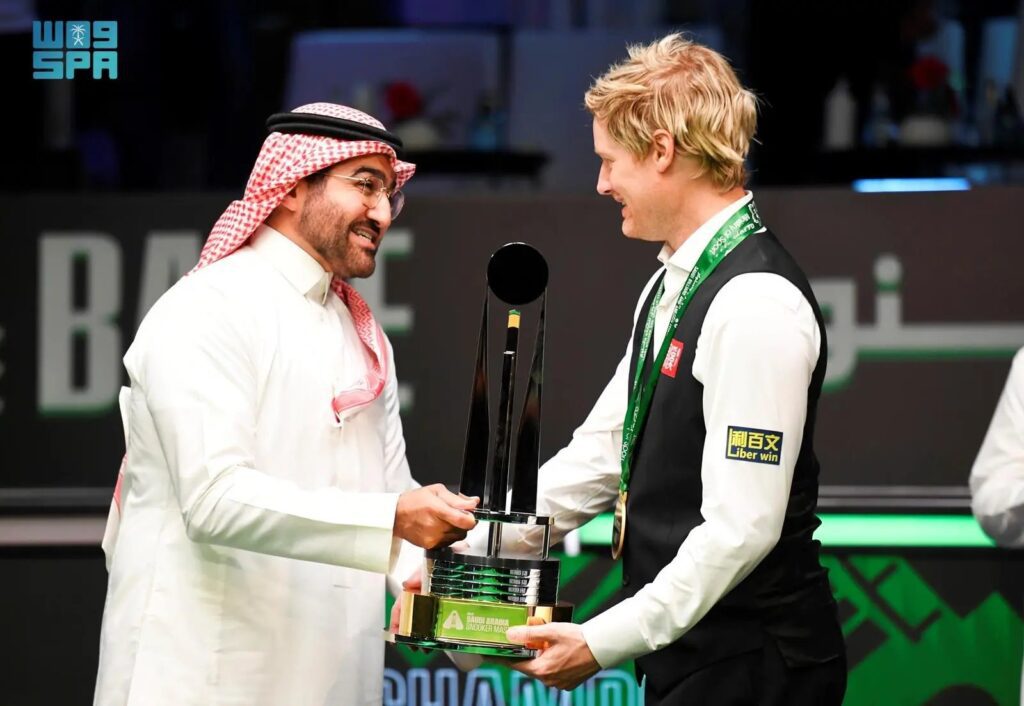 نائب وزير الرياضة يتوّج نيل روبرتسون بلقب بطولة الماسترز للسنوكر 2025