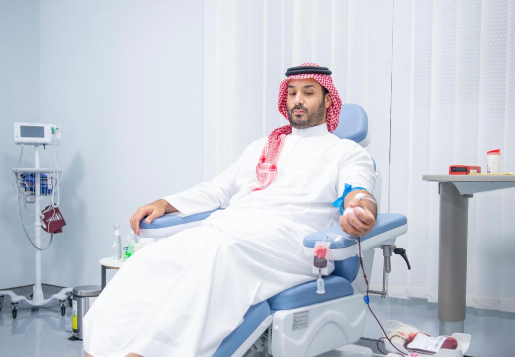 سمو ولي العهد يتبرع بالدم في بادرة كريمة.. ويُطلق الحملة الوطنية السنوية للتبرع بالدم