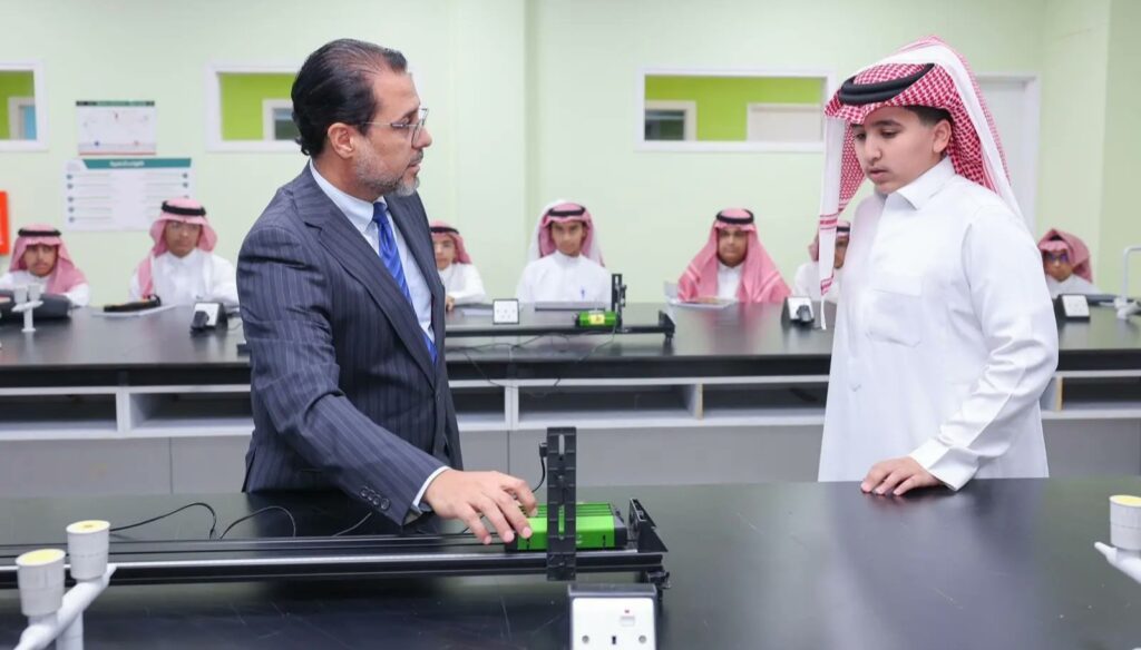 9900 طالب وطالبة ينتظمون في فصول موهبة بالمدارس المتميزة