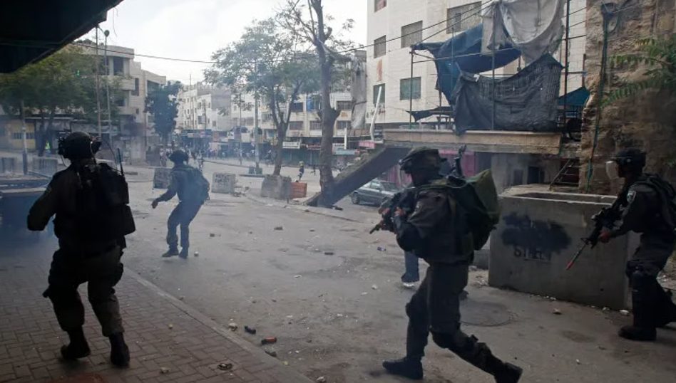 إصابة فلسطينييْن برصاص الاحتلال واعتداءات للمستعمرين بالخليل