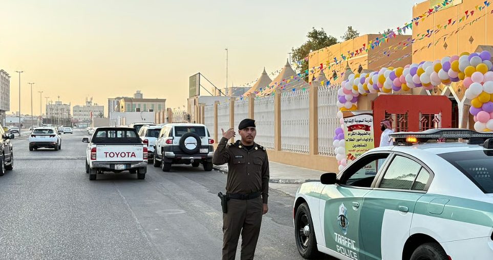المرور السعودي ينظم حركة السير في أول أيام الدراسة ويؤمّن عبور الطلاب
