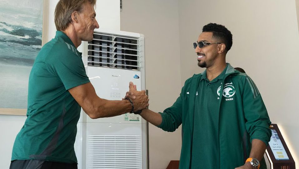 استعدادًا لملحق تصفيات كأس العالم 2026.. بعثة الأخضر تغادر إلى معسكر التشيك