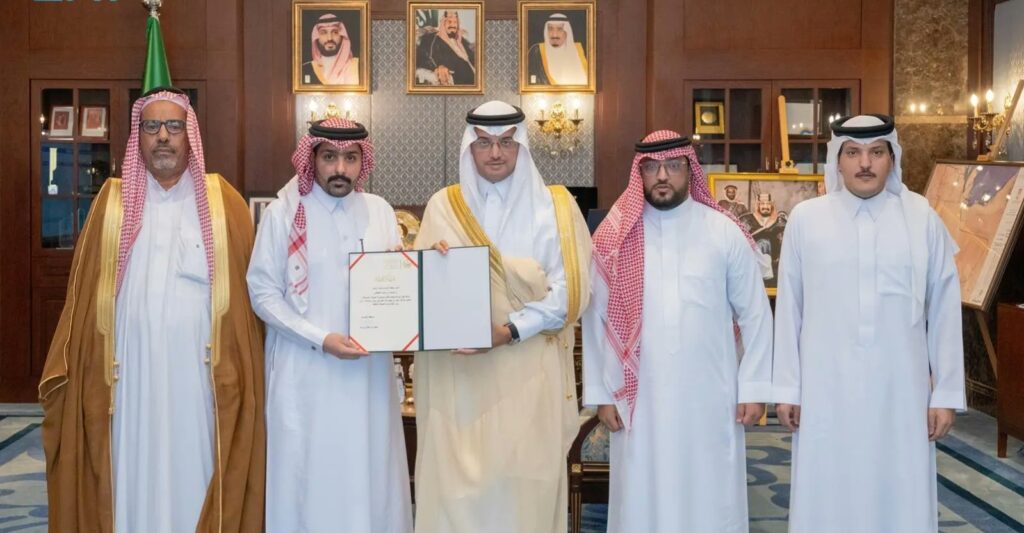 محافظ الأحساء يكرّم مواطنًا تبرع بإحدى كليتيه لأخيه