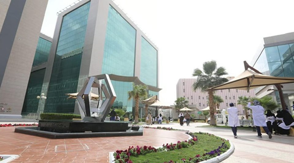 استئصال ورم ليفي يزن 8 كيلوغرامات من سيدة حامل بمدينة الملك سعود الطبية