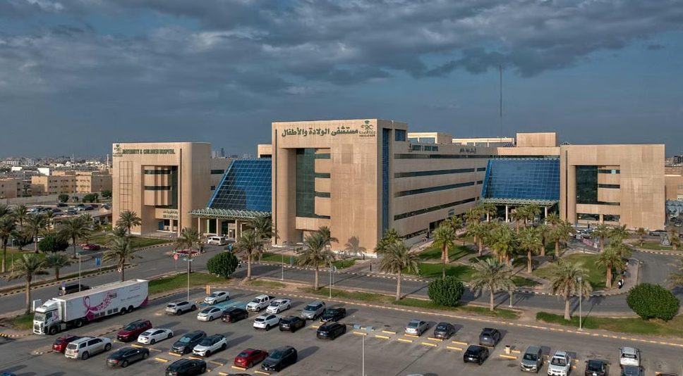 إعادة السمع لطفلة في الخامسة بمستشفى الولادة بالدمام عبر زراعة سماعة عظمية