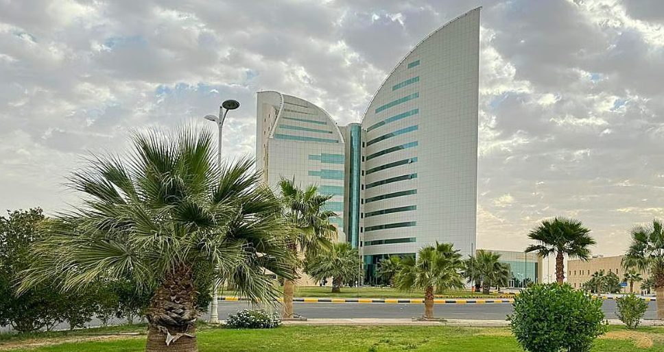 جامعة نجران تحقق إنجازًا بارتفاع عدد باحثيها إلى (32) عالمًا لعام 2025