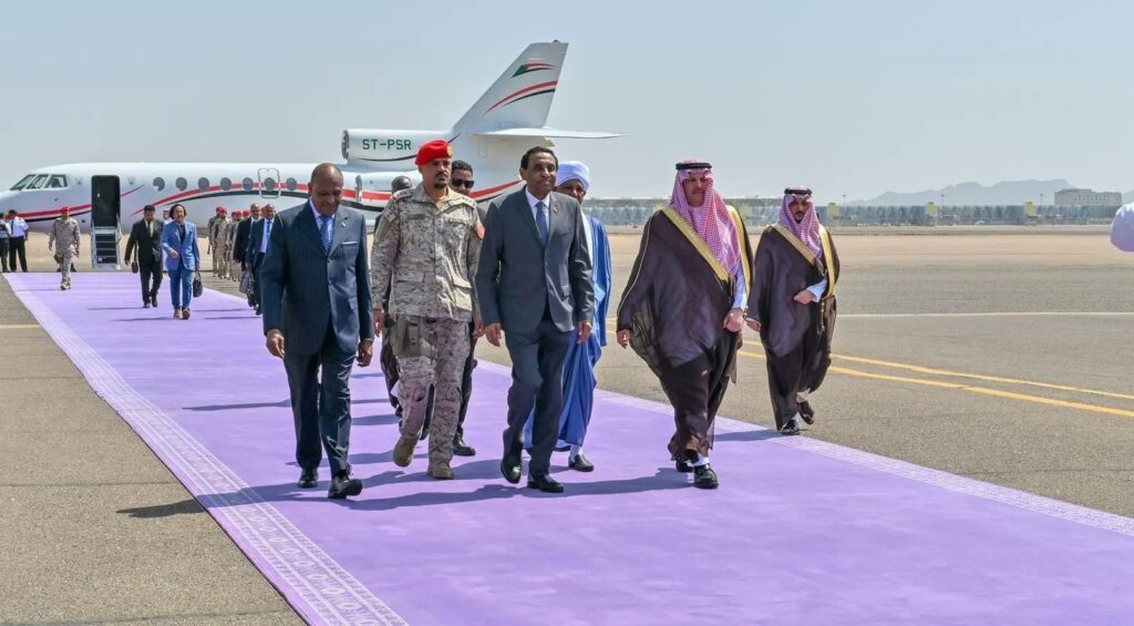 رئيس الوزراء السوداني يصل إلى المدينة المنورة