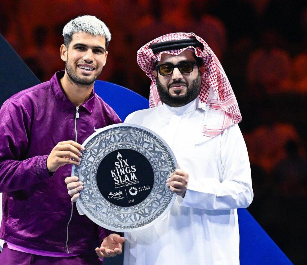 الإيطالي يانيك سينر يحافظ على لقبه ويتوَّج بطلًا لبطولة “Six Kings Slam 2025”