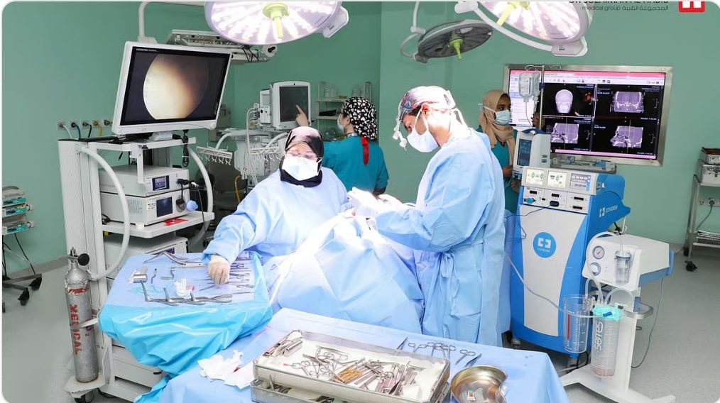 مستشفى الدكتور سليمان الحبيب بالقصيم يستأصل ورمًا نادرًا متمدّدًا من الجيوب الأنفية إلى قاع الجمجمة