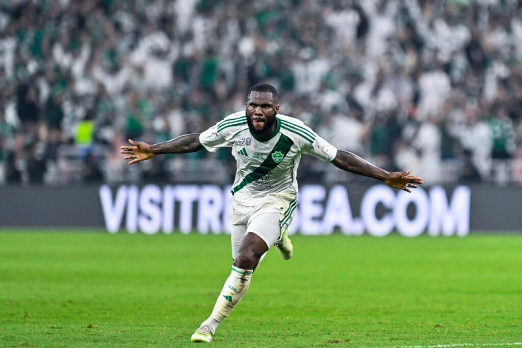 بعشرة لاعبين.. الأهلي يفوز على القادسية بهدفين لهدف