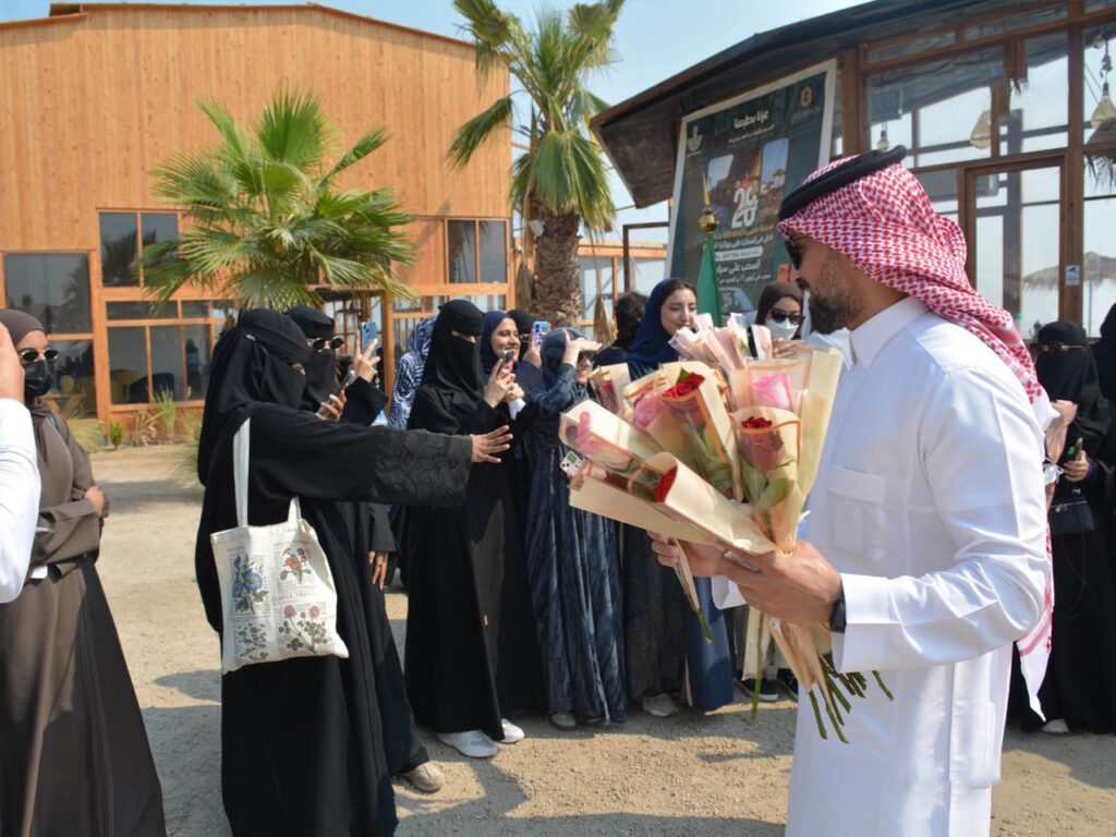 130 طالبة جامعية في رحلة علمية إلى شاطئ المانجروف في دارين وتاروت بالقطيف