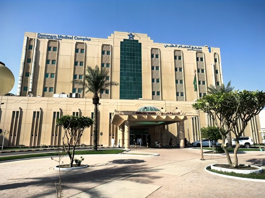 عمليات روبوتية دقيقة تُعزّز نجاح استبدال مفصل الركبة في الدمام الطبي