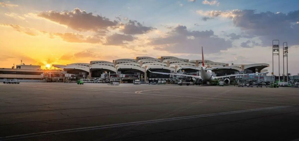 مطار الملك خالد الدولي يدشّن مسارًا جويًا جديدًا بين الرياض وبانكوك
