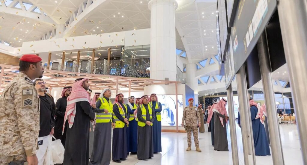 وزير النقل والخدمات اللوجستية يقف على حركة السفر وسير العمليات التشغيلية في مطار الملك خالد الدولي بالرياض