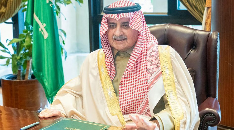 أمير تبوك يترأس اجتماع لجنة الدفاع المدني ويُشدد على تعزيز التنسيق والاستعداد للأمطار