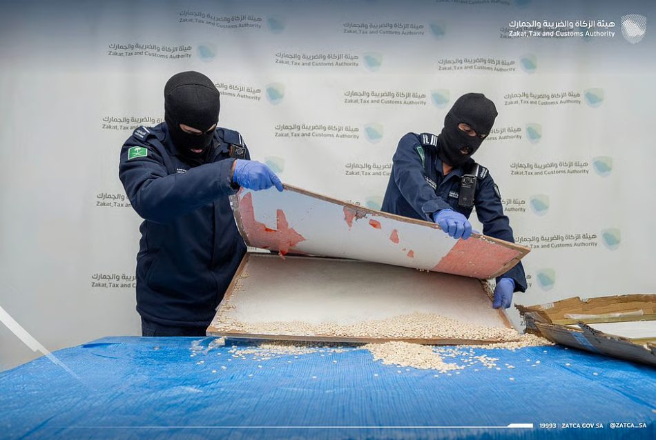 زاتكا تُحبط تهريب 187 ألف حبة كبتاجون في مطار الملك عبدالعزيز الدولي