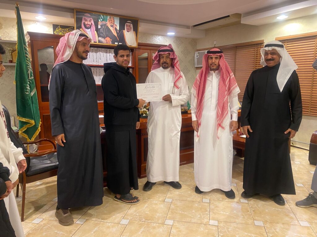 تليية لرغبة ابنائه الطلاب.. المدير السابق لمتوسطة محمد بن سليمان الأستاذ سعد السحيمي يزور المدرسة ويكرم الطلاب المتفوقين