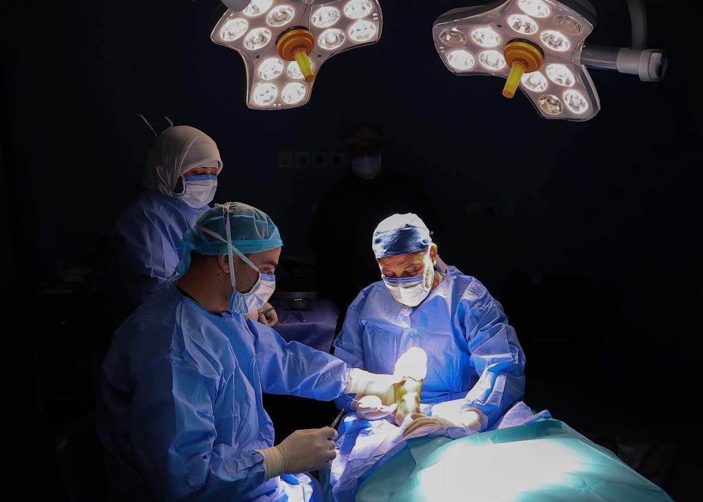 النعيرية العام يجري عملية نوعية لإزالة ورم نادر بالكاحل