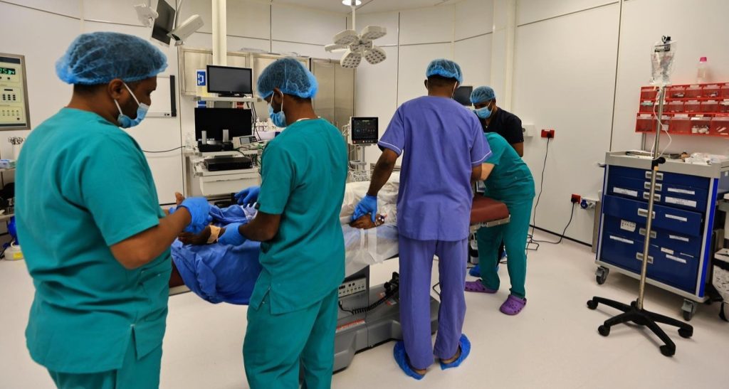 تدخل طبي سعودي يعيد الحياة ليمني سبعيني في سقطرى بأقل من 12 ساعة