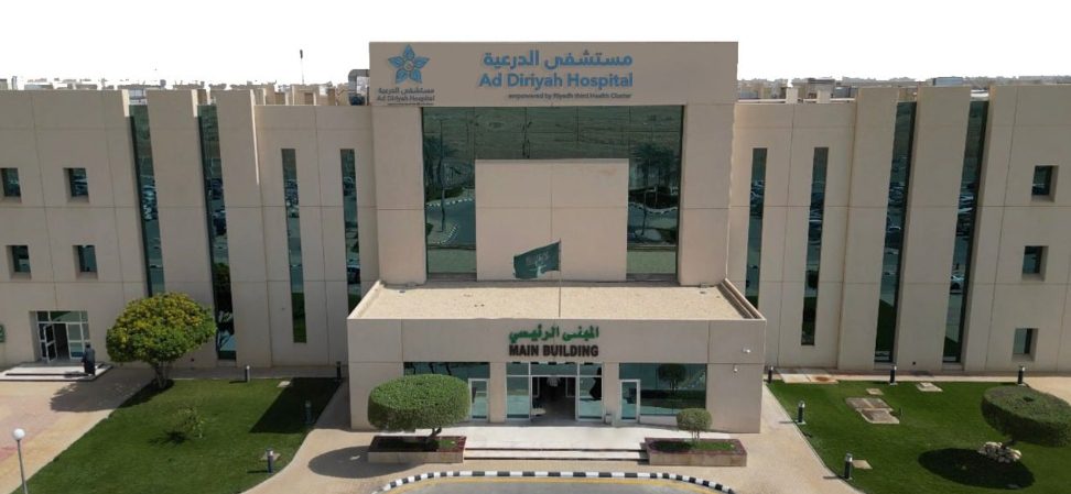 مستشفى الدرعية يصحّح تشوّهًا حادًا بالعمود الفقري وينهي معاناة ثلاثيني