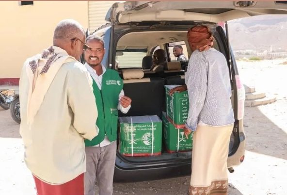 مركز الملك سلمان للإغاثة يوزع 2,250 سلة غذائية في مديرية ساه بمحافظة حضرموت مركز الملك سلمان للإغاثة يوزع 2,250 سلة غذائية في مديرية ساه بمحافظة حضرموت