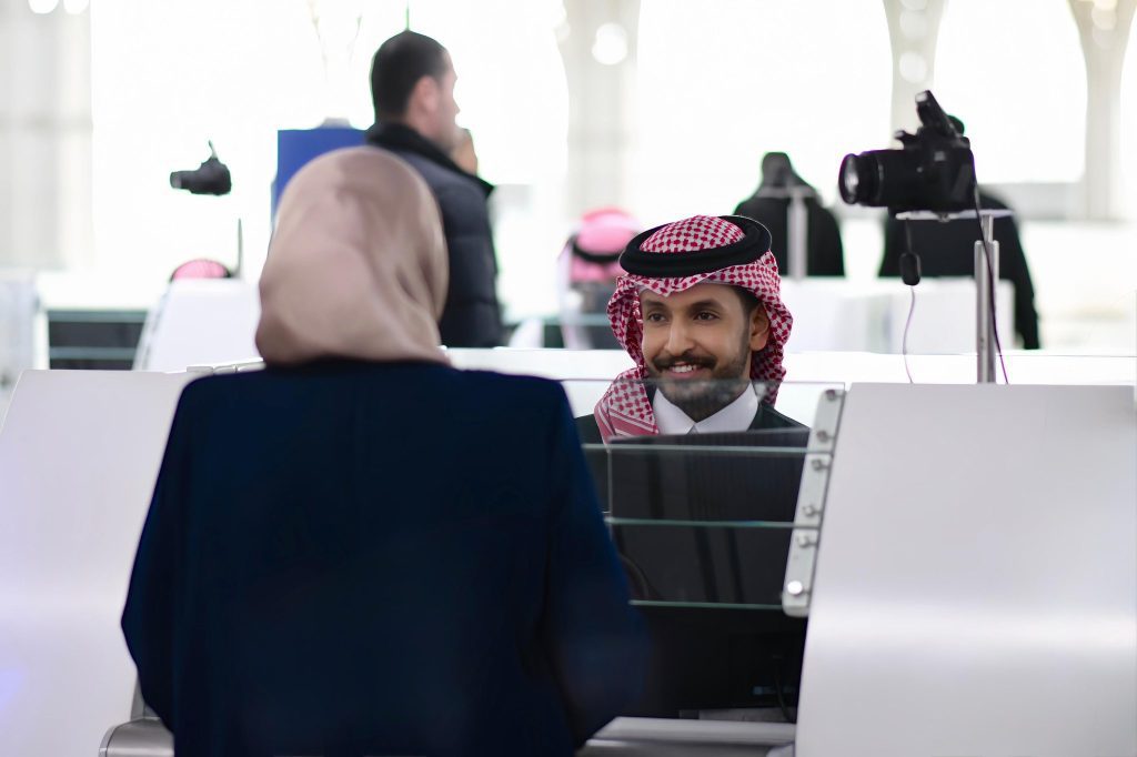 جوازات مطار الأمير محمد بن عبدالعزيز تستقبل ضيوف الرحمن القادمين للعمرة خلال شهر رمضان