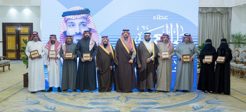 أمير الحدود الشمالية يسلّم وثائق تملّك وحدات سكنية للمستفيدين ضمن تبرع سمو ولي العهد أمير الحدود الشمالية يسلّم وثائق تملّك وحدات سكنية للمستفيدين ضمن تبرع سمو ولي العهد