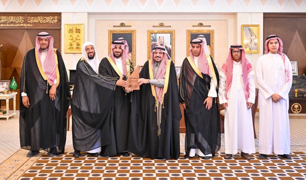 أمير القصيم يستقبل محافظ عنيزة ويُشيد بتحقيق جمعية “أبوة” المركز الأول في أولمبياد التفوق العلمي أمير القصيم يستقبل محافظ عنيزة ويُشيد بتحقيق جمعية “أبوة” المركز الأول في أولمبياد التفوق العلمي